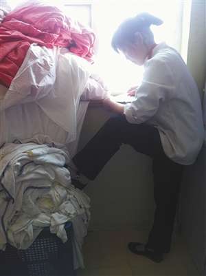 快捷酒店被曝衛(wèi)生堪憂:洗臉毛巾擦馬桶 浴巾當拖把 快捷酒店被曝衛(wèi)生堪憂:洗臉毛巾擦馬桶 浴巾當拖把