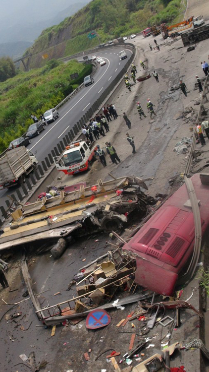 廈蓉高速貨車連撞三車 8死15傷 廈蓉高速貨車連撞三車 8死15傷