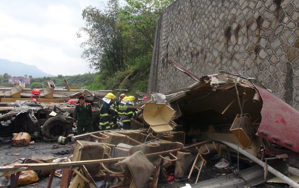 廈蓉高速貨車連撞三車 8死15傷 廈蓉高速貨車連撞三車 8死15傷