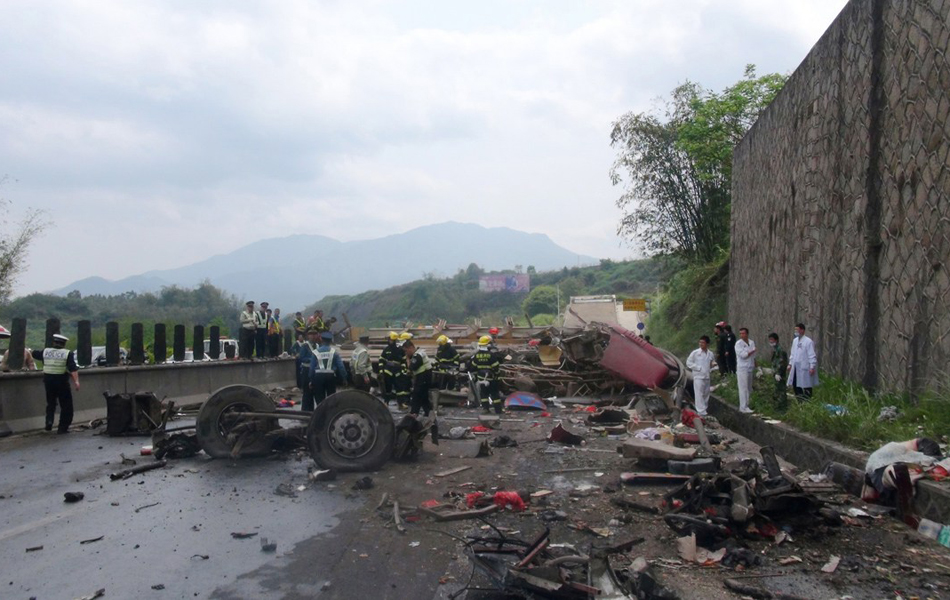 廈蓉高速貨車連撞三車 8死15傷 廈蓉高速貨車連撞三車 8死15傷