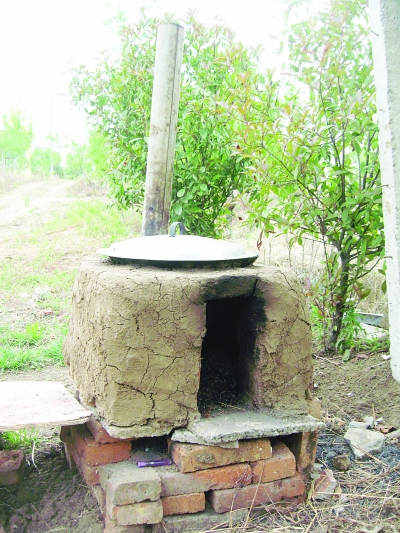 簡易的鍋灶。任國勇攝