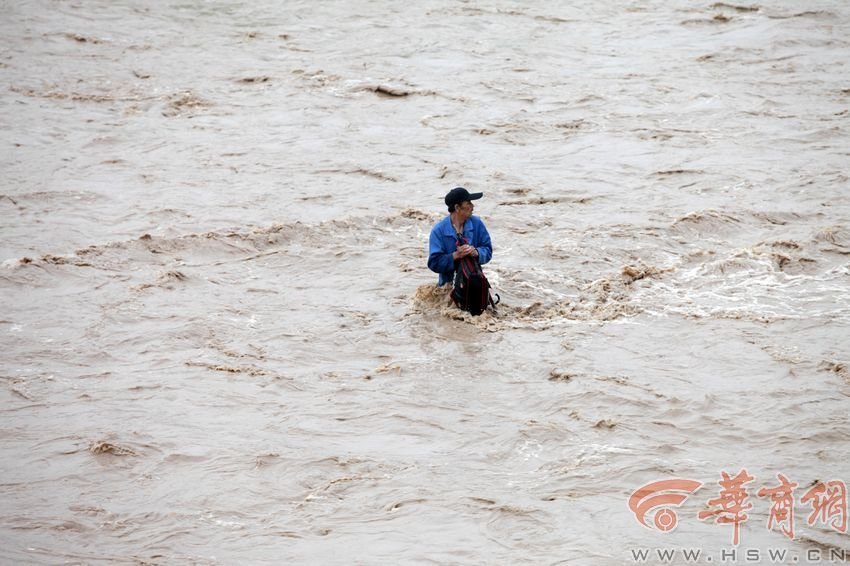 消防官兵試圖將救援的繩索扔到河中央，然而嘗試幾次都失敗。此時(shí)，河水已經(jīng)淹沒到四周，男子在一平方米的“