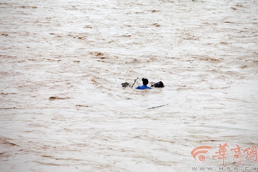 消防官兵試圖將救援的繩索扔到河中央，然而嘗試幾次都失敗。此時(shí)，河水已經(jīng)淹沒到四周，男子在一平方米的“
