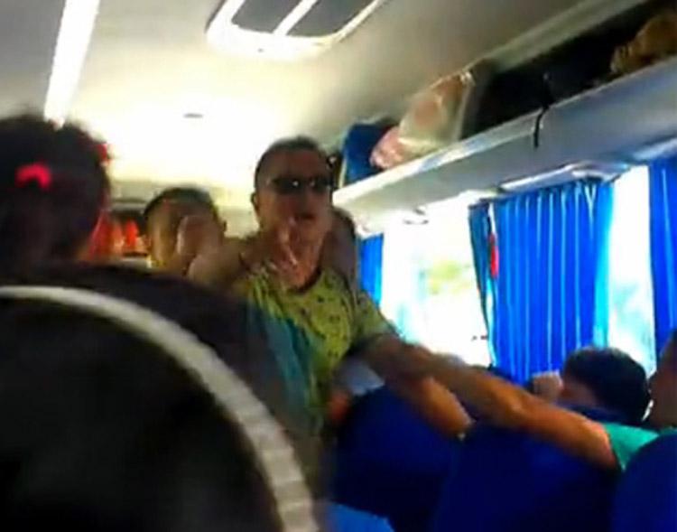 導(dǎo)游持刀逼購(gòu)物:“不買弄死你” 導(dǎo)游持刀逼購(gòu)物:“不買弄死你”