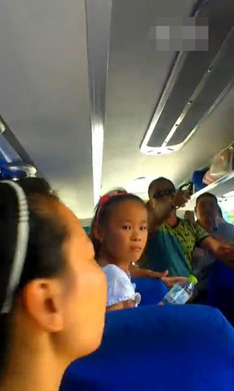 導(dǎo)游持刀逼購(gòu)物:“不買弄死你” 導(dǎo)游持刀逼購(gòu)物:“不買弄死你”