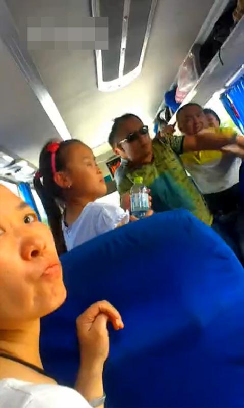 導(dǎo)游持刀逼購(gòu)物:“不買弄死你” 導(dǎo)游持刀逼購(gòu)物:“不買弄死你”