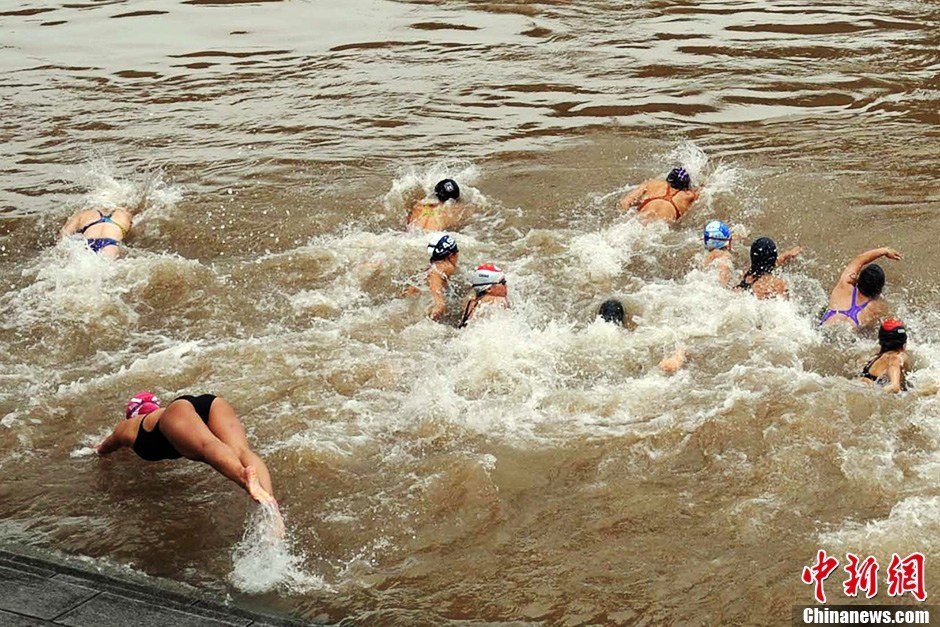 圖為參加搶渡賽的女選手們劈波斬浪。中新社發(fā) 張暢 攝