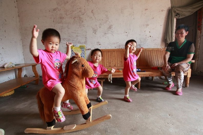 高齡產(chǎn)婦和她的三個娃 高齡產(chǎn)婦和她的三個娃