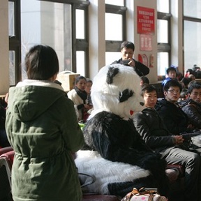 旅客扮熊貓體驗(yàn)春運(yùn)