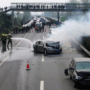 四川成樂(lè)高速6車(chē)追尾