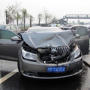 四川成樂(lè)高速6車(chē)追尾