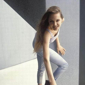 朱莉25歲半裸照拍賣(mài)