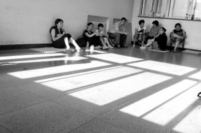 女童的家屬在醫(yī)院走廊中等待。京華時(shí)報(bào)記者趙思衡攝