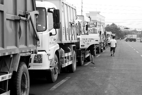 垃圾車排隊(duì)等著卸垃圾，有司機(jī)已等了四五個(gè)小時(shí)