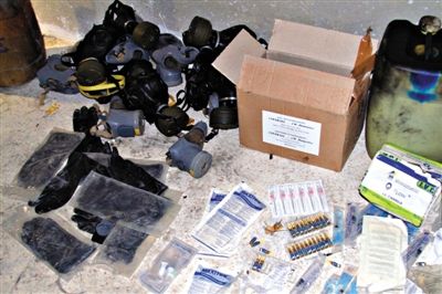 24日，敘利亞政府對(duì)外展示在大馬士革朱巴爾區(qū)破獲的反對(duì)派軍火庫(kù)中的化學(xué)制劑。新華社發(fā)