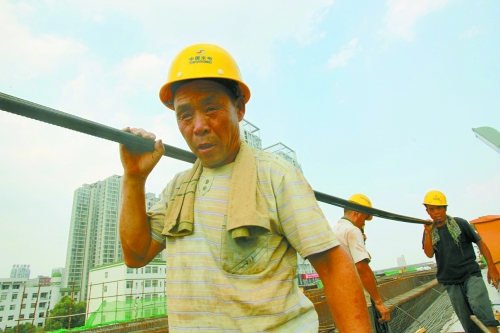 農(nóng)民工工作辛苦，權(quán)益理應有保障。