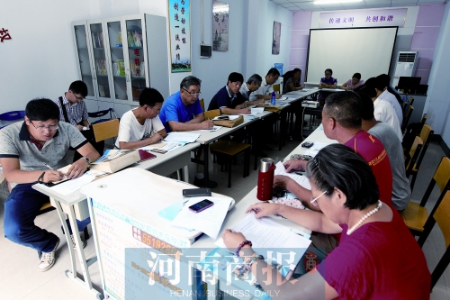 消費(fèi)者代表和旁聽人員走進(jìn)社區(qū)，聽取市民關(guān)于鄭州地鐵的意見和建議