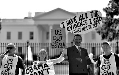 2日，反戰(zhàn)人士在白宮前高舉標(biāo)語，抗議美國可能對敘動武。