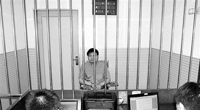 警方審訊犯罪嫌疑人“秦火火”。