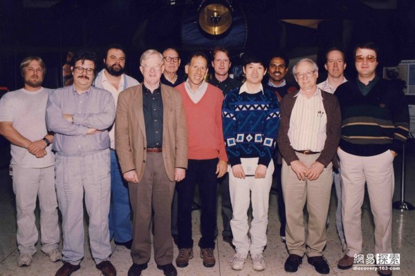 圖為照顧旅行者的工作人員。