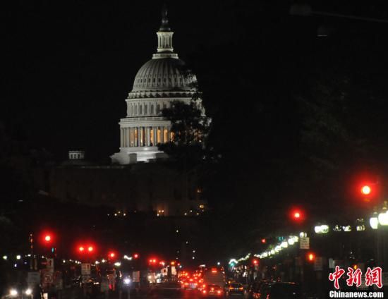 入夜后國會山前警燈一片，加強警戒。中新社發(fā) 德永健 攝