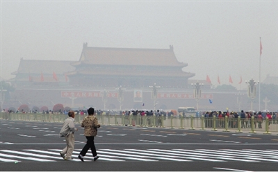 9月29日，游客行走在天安門廣場西側路上，當日霧霾嚴重。