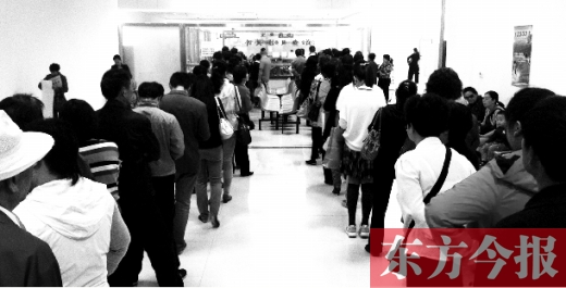 昨日上午，鄭州市社保辦事大廳，辦事的群眾排起長隊