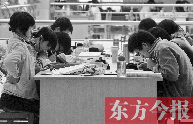 專家認(rèn)為，內(nèi)地高校對(duì)學(xué)生創(chuàng)造性、自主性的培養(yǎng)不及港校