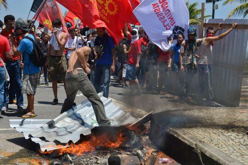 當(dāng)?shù)貢r(shí)間10月21日，巴西里約熱內(nèi)盧近海一座油田舉行開采權(quán)競(jìng)標(biāo)，引發(fā)示威者抗議，與負(fù)責(zé)安保的大量配槍巡邏士兵發(fā)生沖突。 CFP