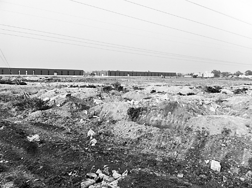 兩年半時(shí)間里，空曠的院子里，只有北側(cè)建成了兩棟空空的廠房。