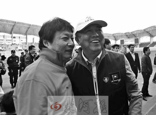 比賽結(jié)束后，老胡熱情擁抱老唐。