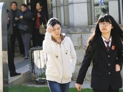 張曙光的情婦羅菲(白衣者)準(zhǔn)備進(jìn)入法庭受審 張曙光的情婦羅菲(白衣者)準(zhǔn)備進(jìn)入法庭受審