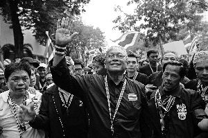 素貼參加游行示威。