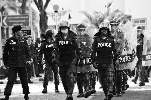 泰警察出動(dòng)。