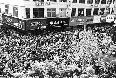 溫州蒼南縣靈溪鎮(zhèn)大門菜市街聚集上千市民圍堵城管 溫州蒼南縣靈溪鎮(zhèn)大門菜市街聚集上千市民圍堵城管