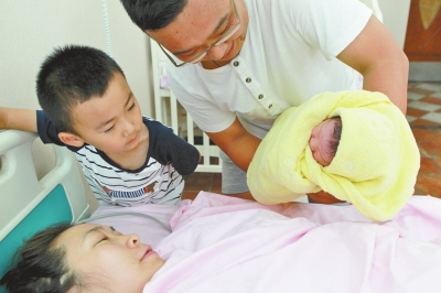 一家四口其樂融融，但二孩證卻讓男主人操心。