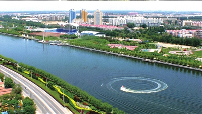 清澈的運河水及兩岸綠色。