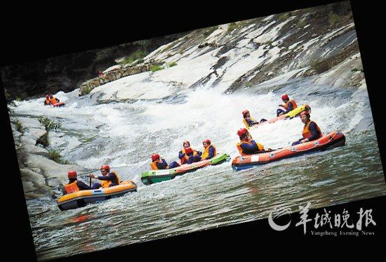 　　湖北紅安縣,游客在對天河漂流。