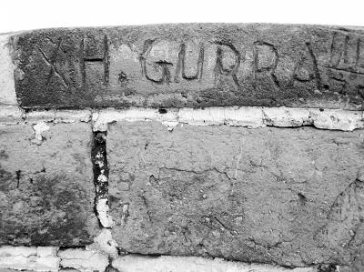 　　圖為長城城墻上的刻痕。記者 王昊魁攝　