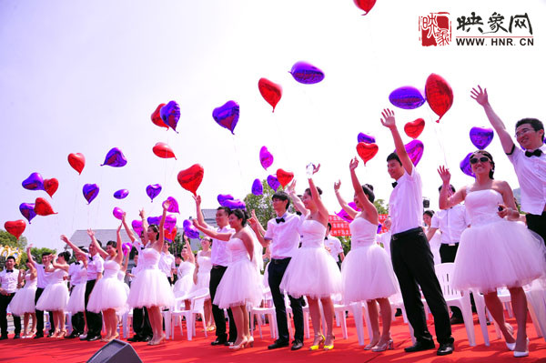 初夏喜宴八方客,千島笑迎粉佳人。