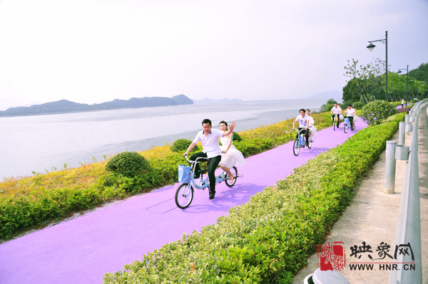 初夏喜宴八方客,千島笑迎粉佳人。