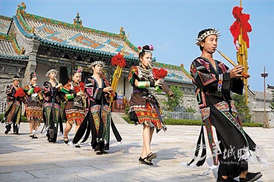 山東臺(tái)兒莊古城內(nèi)，來(lái)自外地的演員表演蘆笙舞 王建華 攝