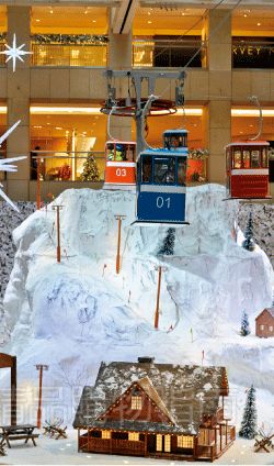 為了別出心裁,商場不惜花重金在商場里打造冰雪世界。