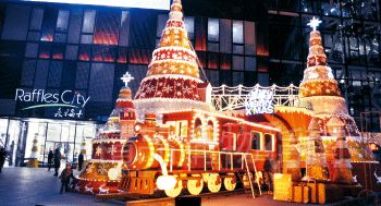 北京商場做圣誕裝飾,越來越花血本。