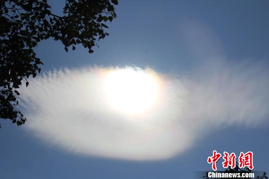 廣東西樵山"天眼"天象 游客驚詫不已稱難得奇觀 廣東西樵山"天眼"天象 游客驚詫不已稱難得奇觀