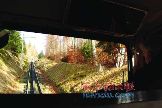 小火車一路向上，沖破云層，豁然開(kāi)朗，乘客們的歡呼聲適時(shí)響起，一切漸入佳境。