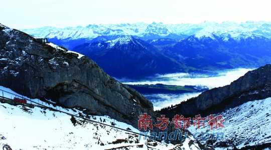  齒軌火車在皮拉圖斯山上穿行，如同紅色的龍?jiān)谏街杏芜? complete=