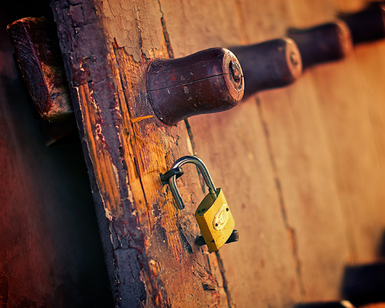 木門斑駁、銅鎖閑掛