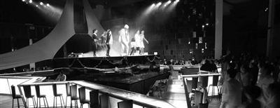 　　晚上的clubmed里有各種歡樂演出。　