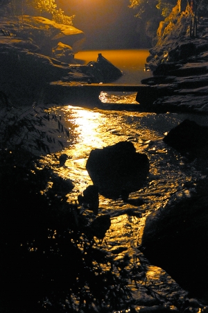 　　夜幕下古鎮(zhèn)江邊。　